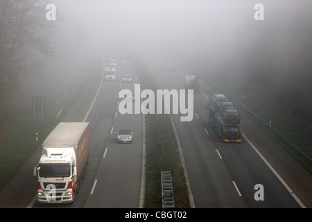 Autobahn, Autobahn A52, Verkehr in dichtem Nebel. Essen, Deutschland, Europa. Stockfoto