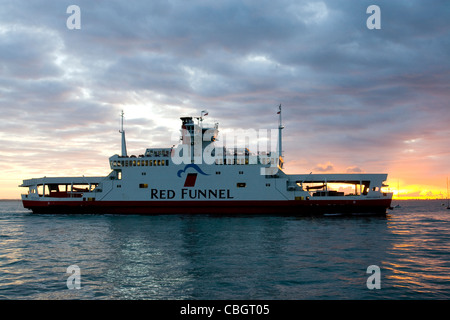 Ponton, Auto, Red Funnel, Fähre, Sunrise, Hafen, Cowes, Isle Of Wight, Großbritannien, Stockfoto