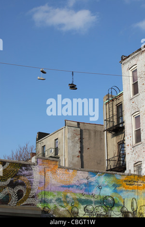Shoefiti - Turnschuhe baumelte Aufwand macht Linien, Greenpoint, Brooklyn, NY, USA Stockfoto