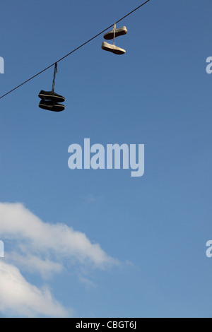 Shoefiti - Turnschuhe baumelte Aufwand macht Linien, Greenpoint, Brooklyn, NY, USA Stockfoto