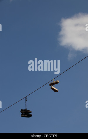 Shoefiti, baumeln zwei Paar Turnschuhe, Trainer von Freileitungen, Greenpoint, Brooklyn, New York City, New York, USA Stockfoto
