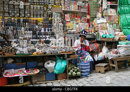 Einheimische bolivianischen Frau stricken am Marktstand mit Souvenirs für Touristen auf die Hexe-Markt in der Stadt La Paz, Bolivien Stockfoto
