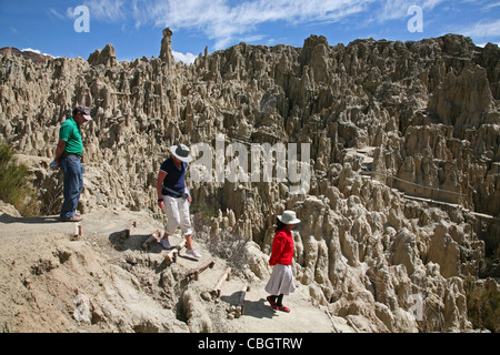 Touristen besuchen den erodierten Kalkstein Felsformationen in das Tal des Mondes / Valle De La Luna in der Nähe von La Paz, Bolivien Stockfoto