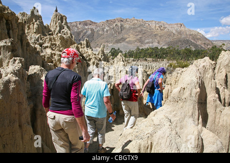 Touristen besuchen den erodierten Kalkstein Felsformationen in das Tal des Mondes / Valle De La Luna in der Nähe von La Paz, Bolivien Stockfoto