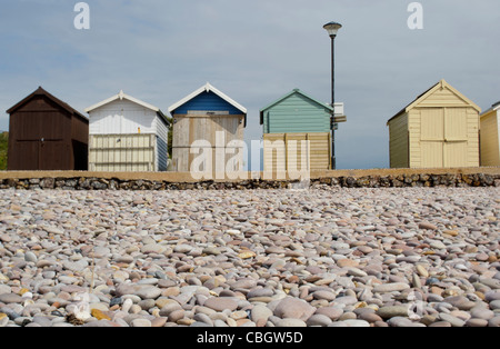 bunte hölzerne Strandhütten entlang der Strandpromenade in Budleigh Salterton, Devon Stockfoto