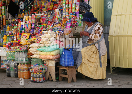 Einheimische bolivianischen Frau stricken im Supermarkt in Tiquina, Bolivien Stockfoto