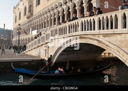 Touristen blicken auf den Canal Grande vor dem Dogenpalast in Venedig, Italien, 8. Dezember 2011. Stockfoto