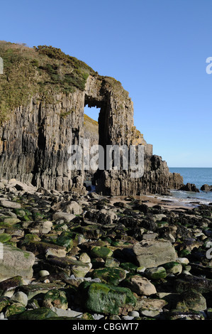 Kirche Türen Kalkstein Bogen Felsformation Skrinkle Haven Beach Manorbier Pembrokeshire Coast National Park Wales Cymru UK GB Stockfoto