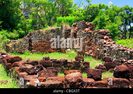 San Ignacio Miní Ruinen. Der Hauptplatz war von einem Cabildo, ein Friedhof, ein Kloster, der Kirche und einige Häuser umgeben. Stockfoto