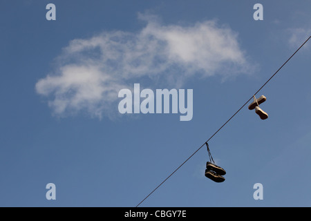 Shoefiti - Sneakers, Trainer baumelte obenliegende Powerl Ines, Greenpoint, Brooklyn, NY, USA Stockfoto