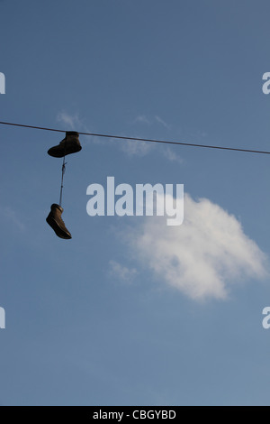 Shoefiti - Sneakers, Trainer baumelt an Freileitungen, Greenpoint, Brooklyn, NY, USA Stockfoto