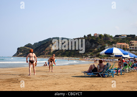 Touristen am Strand von Agios Stephanos, Korfu, Griechenland Stockfoto