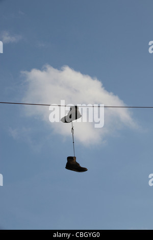 Shoefiti - Sneakers, Trainer baumelte obenliegende Powerl Ines, Greenpoint, Brooklyn, NY, USA Stockfoto