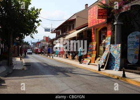 Hauptverkehrsstraße in der touristischen Zone von Sidari, Korfu, Griechenland Stockfoto