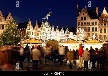 Weihnachtsmarkt in der Altstadt, auf dem Grote Markt Platz von Antwerpen, Flandern, Belgien, Europa. Stockfoto