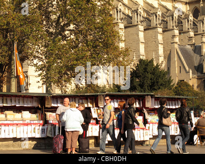 Die Bouquinistes, Quai de Montebello, Fluss Seine, Notre Dame de Paris, Paris, Frankreich Stockfoto