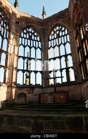 Die verkohlten Kreuz auf dem Altar an der alten Kathedrale Coventry-Ruinen Stockfoto