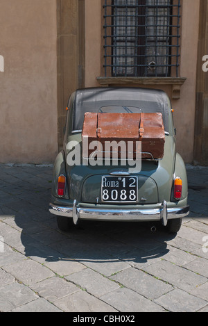 Die Back-End eines alten, antiken, grüne italienische Autos, ein Cabrio mit einem gut getragen, alte Leder Koffer auf den Rücken geschnallt. Stockfoto