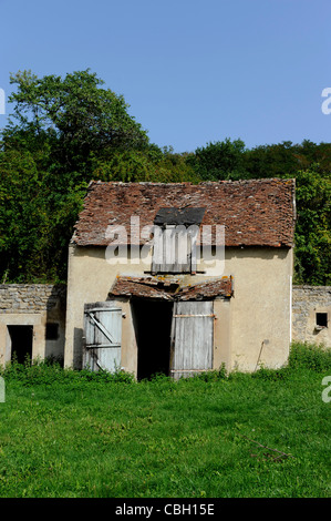 Altes Haus in der Nähe von Baye, Nivernais Kanal bei Corbigny, Nationalpark Morvan, Nièvre, Burgund, Frankreich Stockfoto