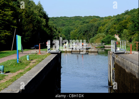 Schleuse in Port Brule, Leiter der 12 Schleusen von Sardy-Les-Epery, Nivernais Kanal, Nationalpark Morvan, Nièvre, Burgund, Frankreich Stockfoto