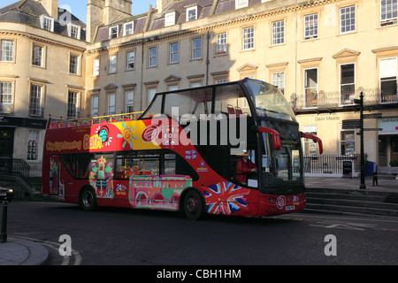Roter Touristen-Sightseeing-Bus mit offenem Dach, Stadtzentrum von Bath, England Stockfoto