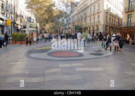 Spanien, Katalonien, Barcelona. Beliebte Innenstadt Fußgängerzone, La Rambla. Joan Miro Fliese Kunst am Mittelgang. Stockfoto