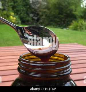 Löffelt, Marmite (Hefe Extrakt Spread) aus dem Glas mit einem Teelöffel, UK Modell veröffentlicht Stockfoto