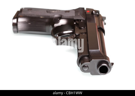 Waffe-Serie. Moderne US-Armee Pistole M9 Nahaufnahme. Isoliert auf weißem Hintergrund. Flachen DOF. Linke Seitenansicht. Studio gedreht. Stockfoto