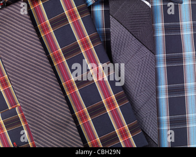 Nahaufnahme von Mens rot und blau Tartan Muster collared Hemden mit schmalen Krawatten Stockfoto