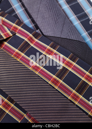 Nahaufnahme von roten und blauen Tartan Mens collared Hemden mit schmalen Krawatten Stockfoto