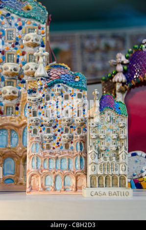 Spanien, Katalonien, Barcelona. Typische Schaufenster display mit keramischen Souvenir Kopien von Gaudis Casa Batillo. Stockfoto