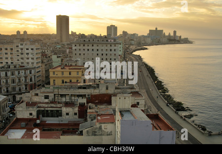 Areal Blick auf Havanna Stadt und alte Uferpromenade Malecon, Kuba Stockfoto