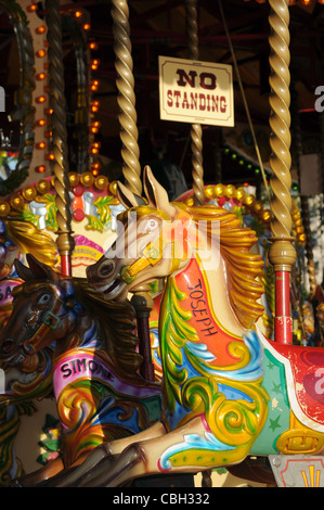 Bunte Pferde auf einem Karussell fahren. Stockfoto