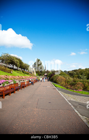 Pfad zur Princes Street Gardens, Edinburgh, Schottland, mit Blick auf das Scott Monument Stockfoto