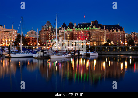 Fairmont Empress Hotel beleuchtet mit Weihnachtsbeleuchtung-Victoria, British Columbia, Kanada. Stockfoto