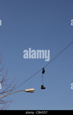 Shoefiti - Turnschuhe baumelte Aufwand macht Linien, Greenpoint, Brooklyn, NY, USA Stockfoto