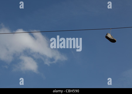 Shoefiti - Turnschuhe baumelte Aufwand macht Linien, Greenpoint, Brooklyn, NY, USA Stockfoto