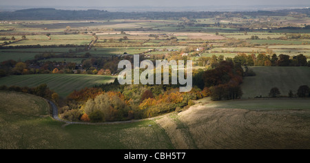 Landschaft beleuchtet durch gebrochene Wolke aus The Ridgeway, Wiltshire. Stockfoto