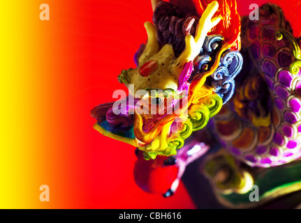 Bunte Drachen Grenze, traditionelle asiatische Dekoration und dekorative Kunst, chinesische Tierkreiszeichen, Sternzeichen, 2012-Neujahr-Symbol Stockfoto