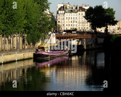 Quai de Montebello, Pont au Double, Seineufer, Paris, Frankreich Stockfoto