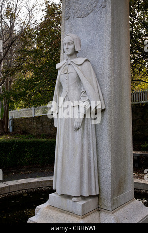 Statue der Pilgernden Gottesmutter & Brunnen, Wasser Straße, Plymouth, MA Stockfoto