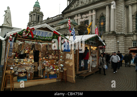 Belfast, UK, 12. Dezember 2011. Weihnachten Marktstände in der Belfast City Hall Gelände, Griechisch, Polnisch Stände mit Weihnachts-Einkäufer Stockfoto