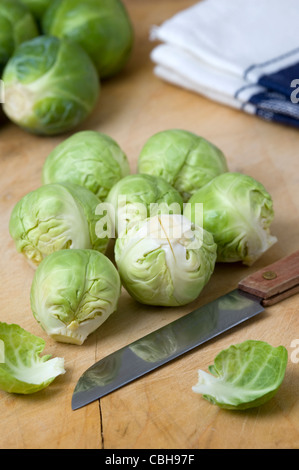 Peeling und scoring Brussel sprouts bereit zum Kochen Stockfoto