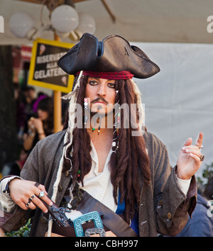 Junger Mann gekleidet als Captain Jack Sparrow aus Fluch der Karibik: Lucca Comics und Spiele Festival, 2011 Toskana, Italien Stockfoto