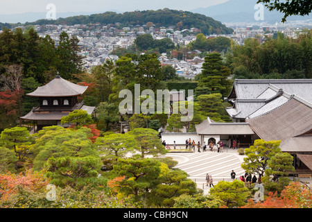Ginkaku-Ji Tempel und seine Gärten, Kyoto, Japan, fotografiert im November, ein beliebter Monat für Anzeigen Herbstfärbung in Japan. Stockfoto