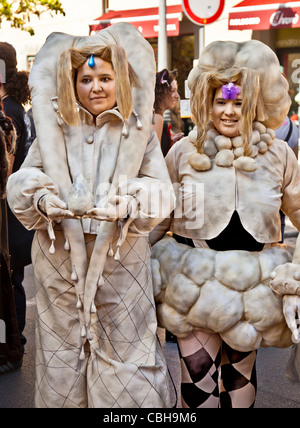 Zwei Mädchen im Teenageralter verkleidet zur Teilnahme an der Lucca Comics und Spiele Festival, 2011 Toskana, Italien Stockfoto