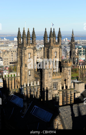 Blick auf Edinburgh vom Camera Obscura Building. Prominente Türme sind das New College. Stockfoto
