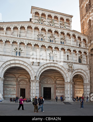 Touristen vor dem 11. Jahrhundert (ab) Duomo di San Martino (Lucca Duomo) Kathedrale, Toskana, Italien Stockfoto