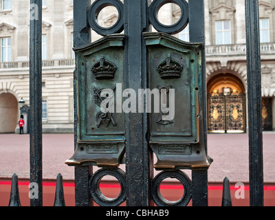 Schließen Sie die Ansicht auf kunstvolle Schlösser an den vorderen Eingangstoren zu Buckingham Palace London UK Stockfoto