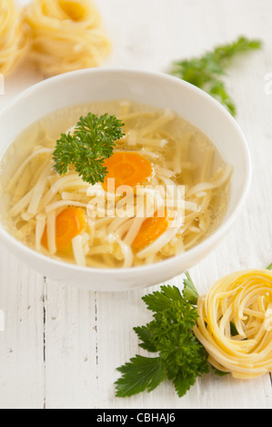 Traditionelle polnische Hühnerbrühe in einer Schüssel auf einem weißen Hintergrund Stockfoto